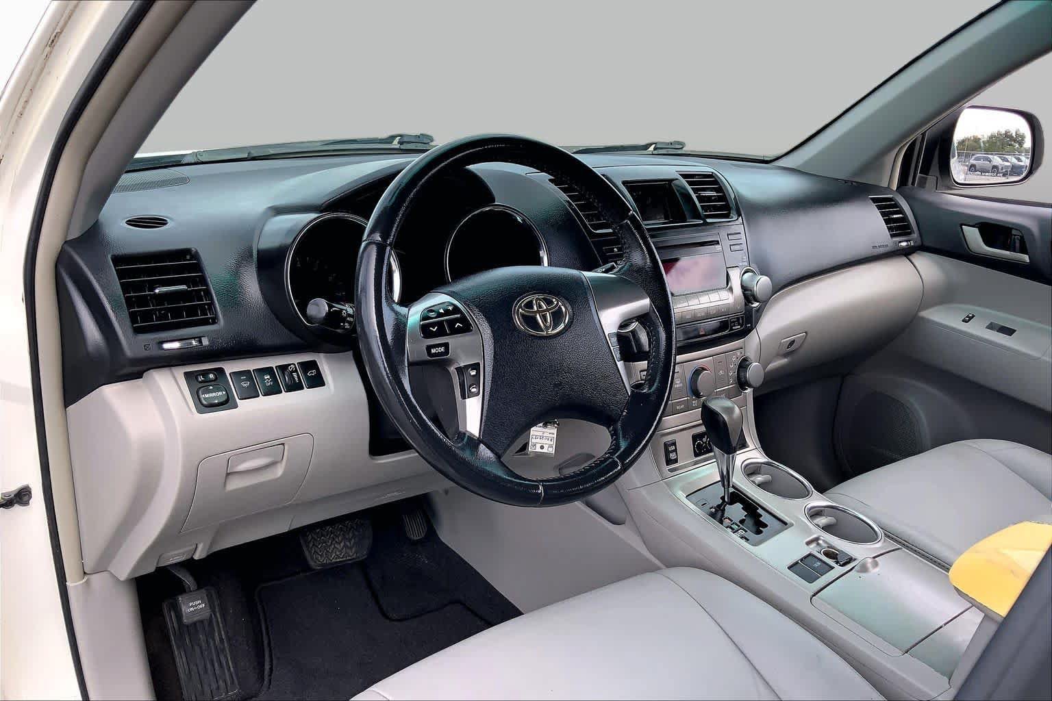 Used 2011 Toyota Highlander SE FWD image 16