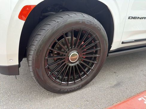 Used 2023 GMC Yukon Denali w/ Advanced Technology Package image 4