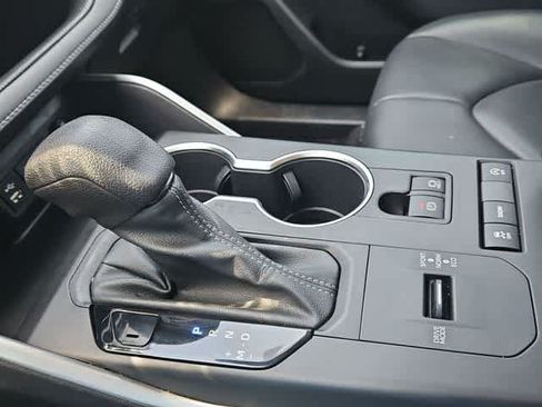Used 2022 Toyota Highlander XLE FWD image 27
