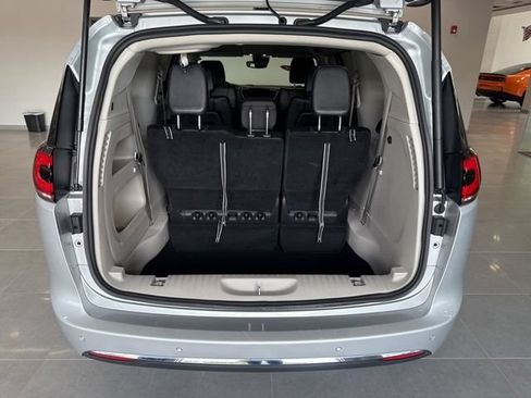 Used 2024 Chrysler Pacifica Touring-L FWD image 43