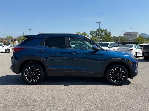 Used 2021 Chevrolet TrailBlazer LT w/ Convenience Package FWD image 3