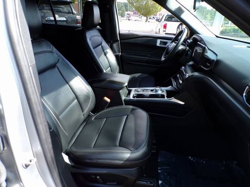 Used 2020 Ford Explorer XLT w/ Equipment Group 202A image 6