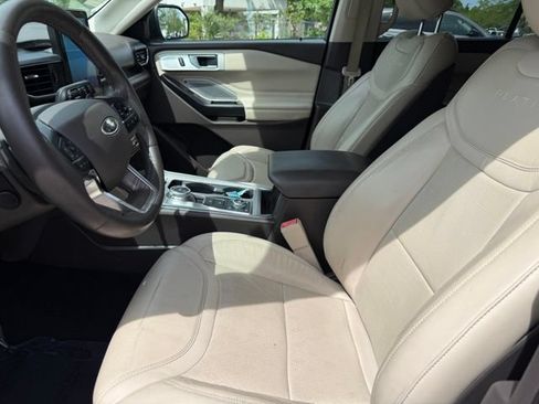 Used 2020 Ford Explorer Platinum w/ Premium Technology Package AWD/4WD image 21