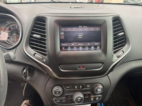 Used 2019 Jeep Cherokee Latitude w/ Popular Appearance Group image 12