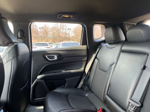 Used 2025 Jeep Compass Trailhawk AWD/4WD image 17