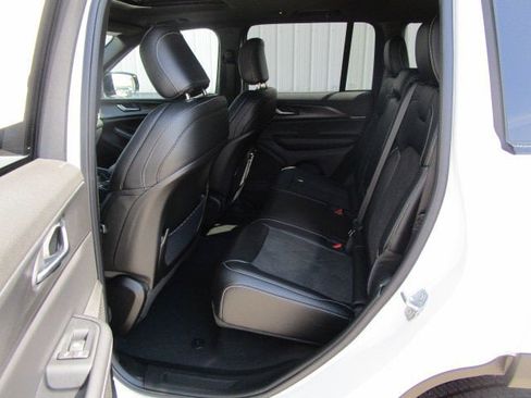 New 2025 Jeep Grand Cherokee Altitude image 10