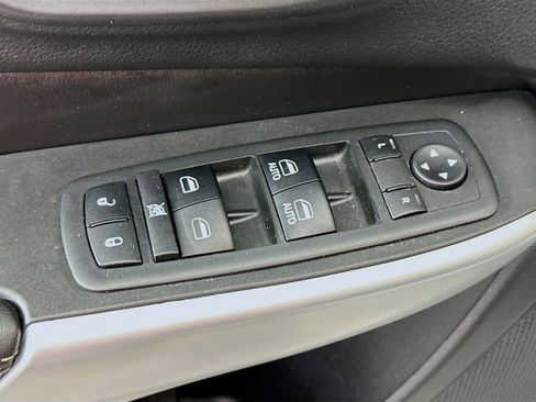 Used 2018 Jeep Cherokee Latitude Plus w/ Comfort/Convenience Group image 19