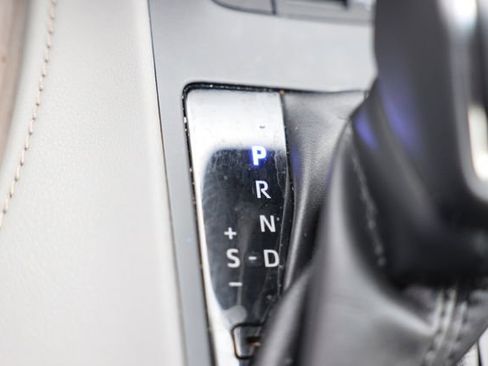 Used 2022 Toyota Venza XLE image 33