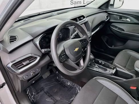 Used 2022 Chevrolet TrailBlazer LT w/ LPO, Blackout Package FWD image 9