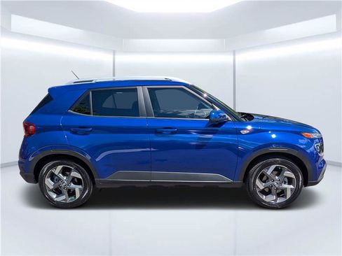 Certified 2025 Hyundai Venue SEL FWD image 2