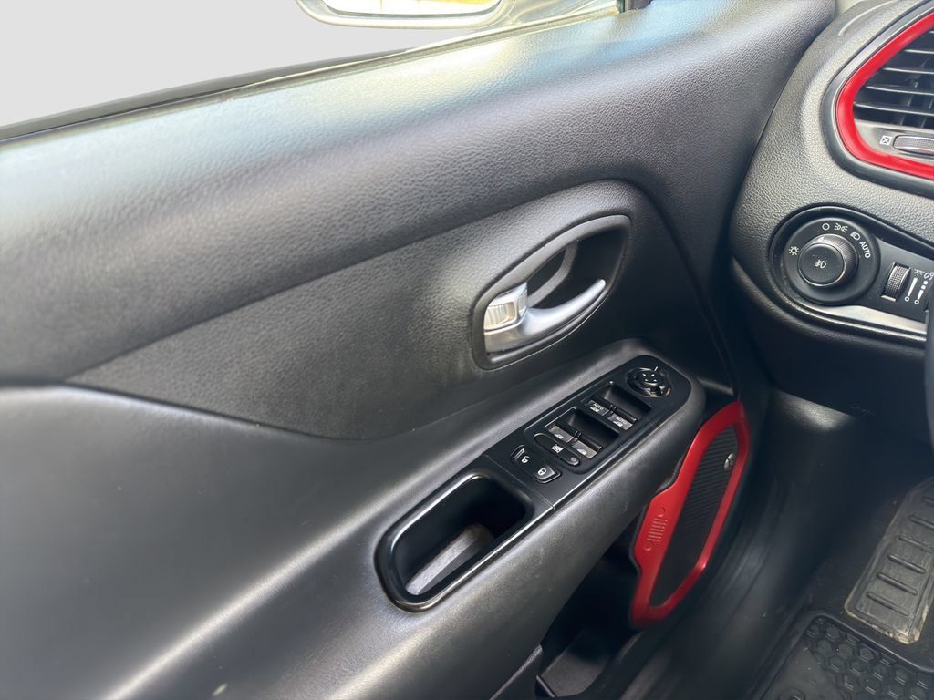 Used 2017 Jeep Renegade Trailhawk AWD/4WD image 12