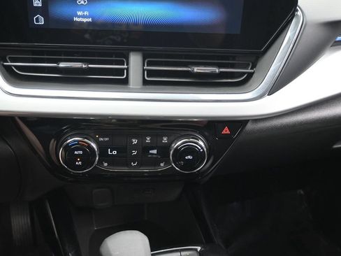 Used 2025 Chevrolet Trax LT w/ LT Convenience Package FWD image 19