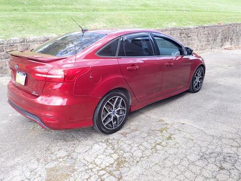 Used 2015 Ford Focus SE w/ SE Sport Package FWD image 2