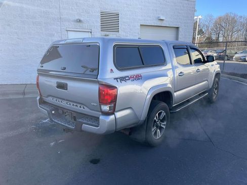 Used 2017 Toyota Tacoma TRD Sport image 10