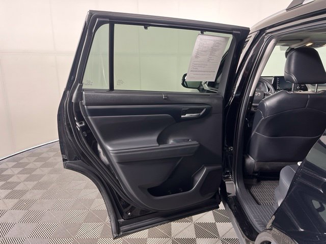Used 2022 Toyota Highlander XLE AWD/4WD image 34