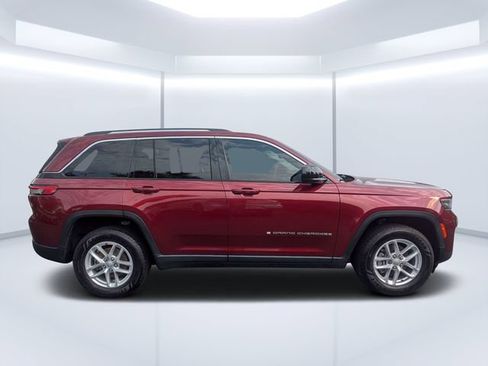 Used 2023 Jeep Grand Cherokee Laredo RWD image 2