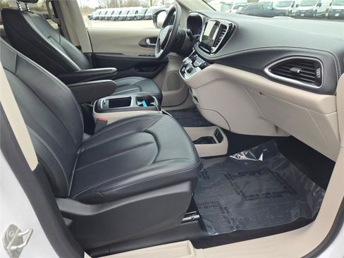 Used 2024 Chrysler Pacifica Limited FWD image 7