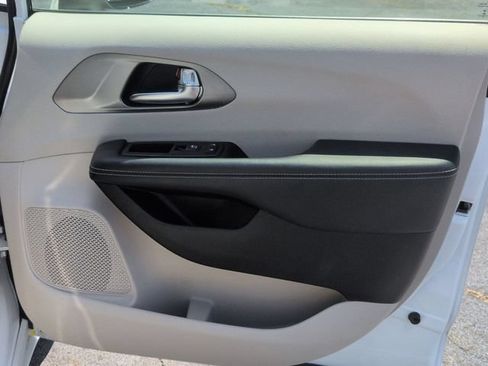 Used 2023 Chrysler Pacifica Touring-L FWD image 32