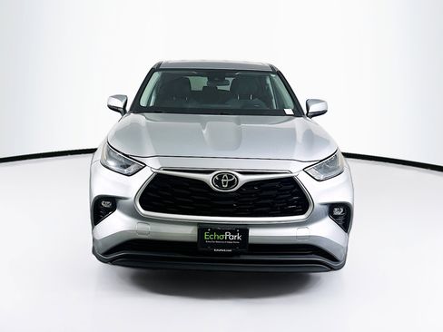 Used 2023 Toyota Highlander LE image 2