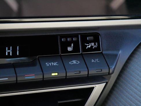 Used 2025 Toyota Camry SE w/ Multimedia Upgrade Package image 28