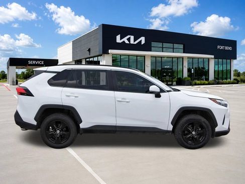 Used 2022 Toyota RAV4 XLE w/ Convenience Package FWD image 4