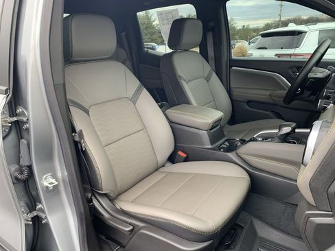 Used 2025 Chevrolet Colorado ZR2 w/ Technology Package image 24