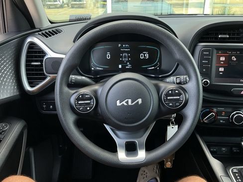 Used 2025 Kia Soul LX w/ LX Technology Package FWD image 23