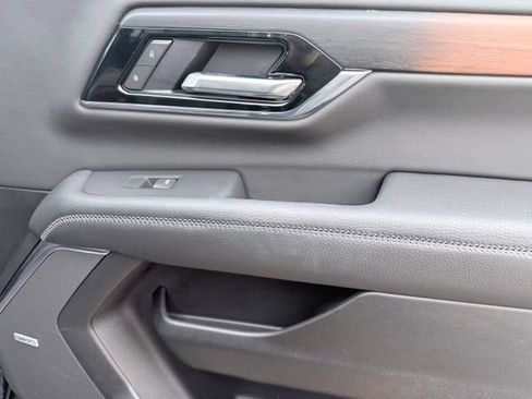 Used 2025 GMC Yukon Denali RWD image 30