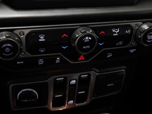 Used 2018 Jeep Wrangler Unlimited Sahara image 11