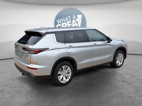 Used 2025 Mitsubishi Outlander ES AWD/4WD image 3
