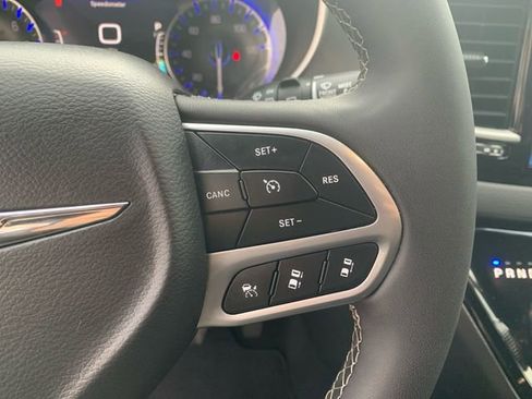 Used 2025 Chrysler Pacifica Select image 25