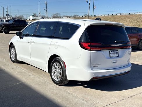 Used 2024 Chrysler Pacifica Touring-L image 9