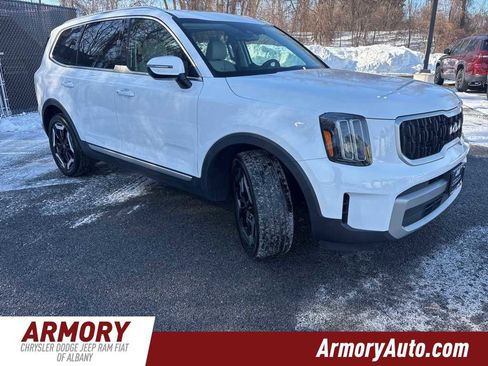 Used 2023 Kia Telluride EX w/ EX Captain's Chair Package image 3