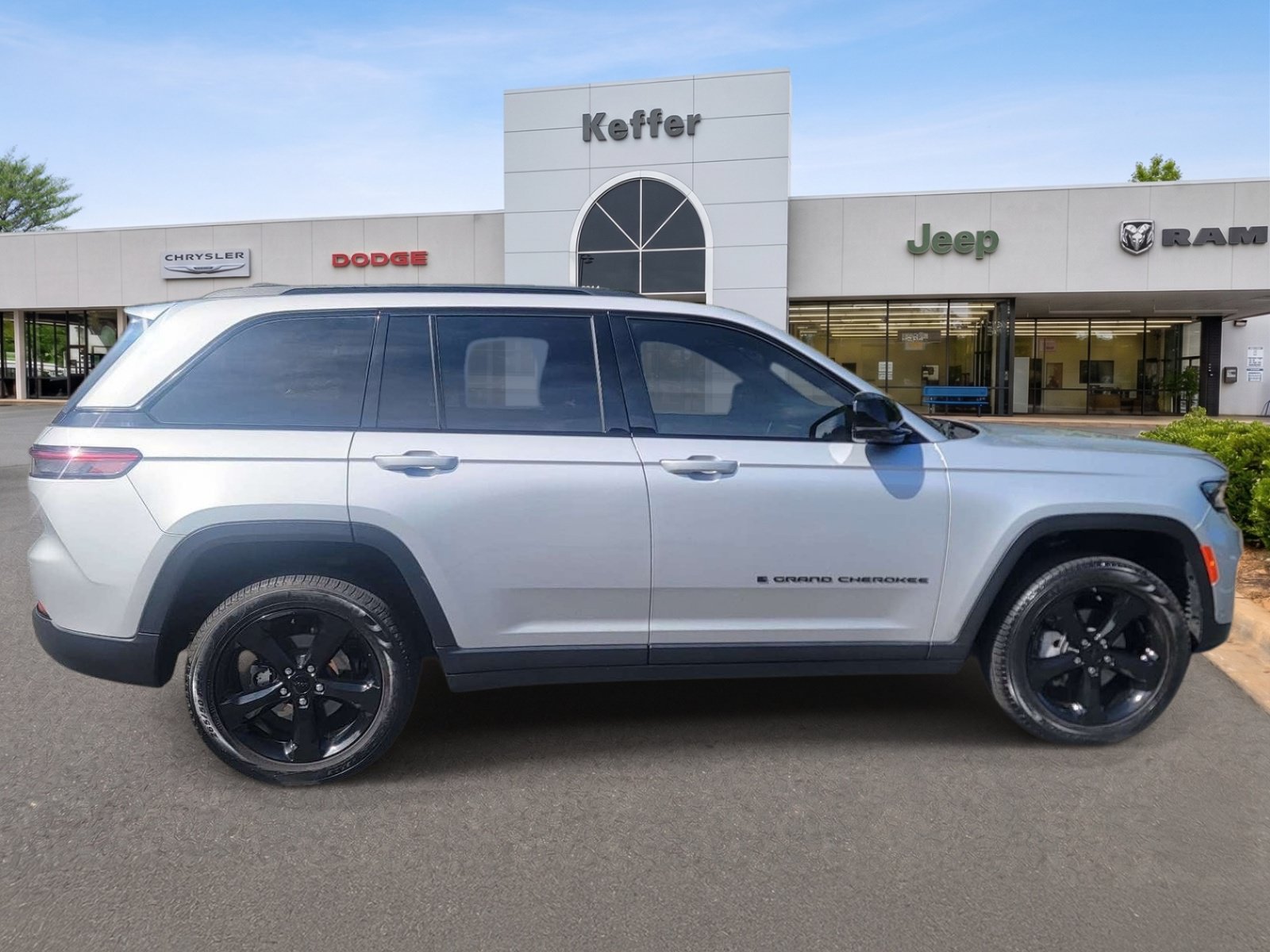 Certified 2025 Jeep Grand Cherokee Limited w/ Luxury Tech Group II RWD image 2