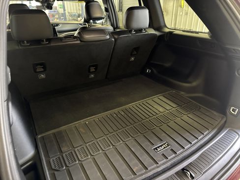 Used 2025 Jeep Grand Cherokee Altitude image 16