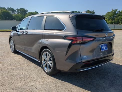 Used 2023 Toyota Sienna Platinum FWD image 5