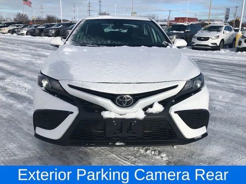 Used 2023 Toyota Camry SE image 2