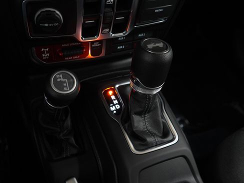 Used 2025 Jeep Wrangler Willys AWD/4WD image 24