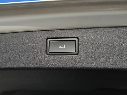 Used 2026 Volkswagen Tiguan SE FWD image 12