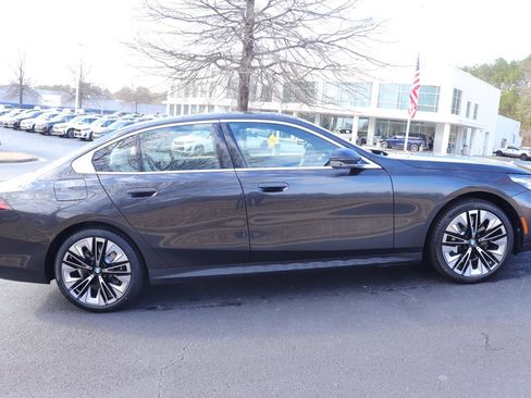 Used 2025 BMW 530i w/ Executive Package image 9