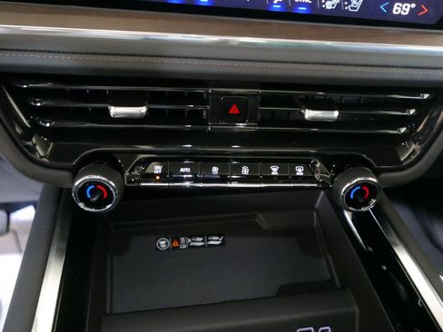 Used 2025 Chevrolet Suburban High Country AWD/4WD image 21