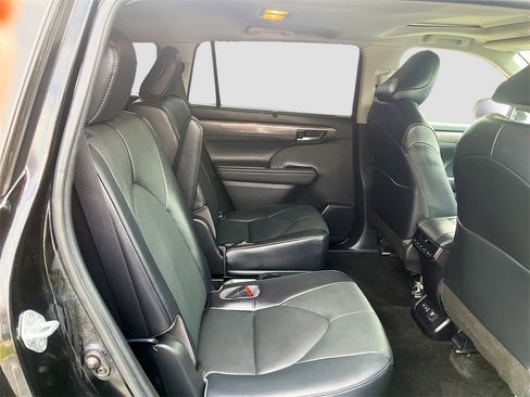 Used 2023 Toyota Highlander Limited image 30