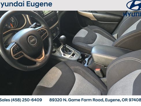 Used 2018 Jeep Cherokee Latitude w/ Cold Weather Group AWD/4WD image 11