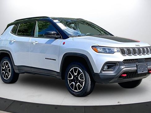 Used 2024 Jeep Compass Trailhawk AWD/4WD image 2