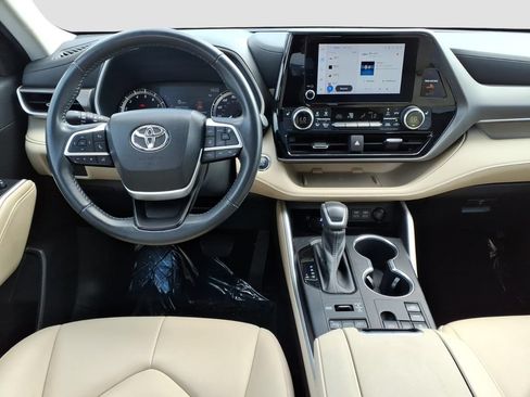 Used 2023 Toyota Highlander XLE AWD/4WD image 13