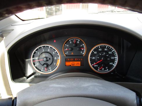 Used 2015 Nissan Titan SV image 12