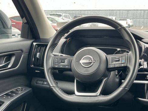 Used 2025 Nissan Pathfinder SV FWD image 30