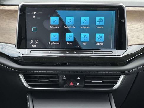 Used 2025 Volkswagen Atlas SE image 4