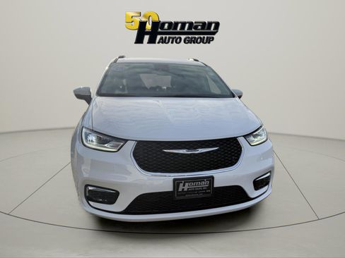 Used 2023 Chrysler Pacifica Touring-L image 8