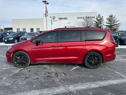 Used 2025 Chrysler Pacifica Limited image 11